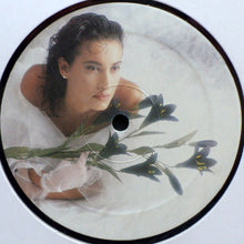 Carica l'immagine nel visualizzatore di Gallery, Grazia Di Michele : L'Amore È Un Pericolo (LP, Album)