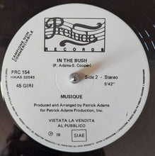 Carica l'immagine nel visualizzatore di Gallery, Musique : Keep On Jumpin' / In The Bush (12", Promo)