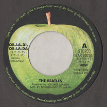 Carica l'immagine nel visualizzatore di Gallery, The Beatles = The Beatles : オブ・ラ・ディ, オブ・ラ・ダ = Ob-La-Di, Ob-La-Da) / ホワイル・マイ・ギター・ジェントリー・ウィープス = While My Guitar Gently Weeps (7", Single, RE)