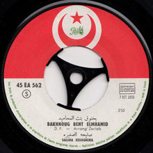 Carica l'immagine nel visualizzatore di Gallery, صليحة الصغيرة = صليحة الصغيرة : بخنوق بنت المجاهيد = Bakhnoug Bent Elmhamid / حبيتها مالقيت منها منجى = Habbitha Malguit Menha Menja (7")