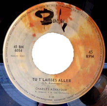Carica l'immagine nel visualizzatore di Gallery, Charles Aznavour : Les Deux Guitares / Tu T'Laisses Aller (7")