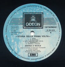 Carica l&#39;immagine nel visualizzatore di Gallery, Andrea E Nicole : Storia Della Prima Volta (LP)
