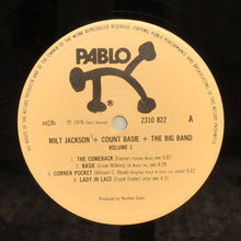 Carica l&#39;immagine nel visualizzatore di Gallery, Milt Jackson + Count Basie Big Band : Milt Jackson + Count Basie + The Big Band Vol. 1 (LP, Album)
