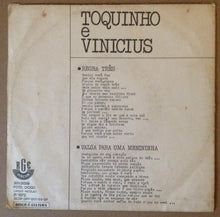 Carica l&#39;immagine nel visualizzatore di Gallery, Toquinho &amp; Vinicius : Regra Três / Valsa Para Uma Menininha (7&quot;)
