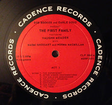 Carica l&#39;immagine nel visualizzatore di Gallery, Bob Booker And Earle Doud Featuring Vaughn Meader With Earle Doud - Naomi Brossart - Bob Booker - Norma Macmillan : The First Family (LP, Album, Mono, Roc)
