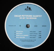 Carica l&#39;immagine nel visualizzatore di Gallery, The Oscar Pettiford Quartet : We Get The Message (LP, Album)
