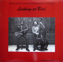 Carica l&#39;immagine nel visualizzatore di Gallery, Archie Shepp &amp; Niels-Henning Ørsted Pedersen : Looking At Bird (LP, Album)
