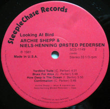 Carica l&#39;immagine nel visualizzatore di Gallery, Archie Shepp &amp; Niels-Henning Ørsted Pedersen : Looking At Bird (LP, Album)
