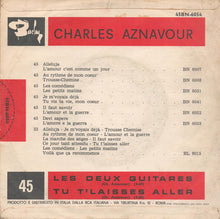 Carica l&#39;immagine nel visualizzatore di Gallery, Charles Aznavour : Les Deux Guitares / Tu T&#39;Laisses Aller (7&quot;)
