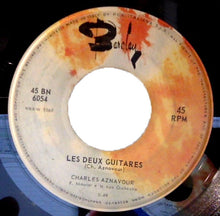 Carica l&#39;immagine nel visualizzatore di Gallery, Charles Aznavour : Les Deux Guitares / Tu T&#39;Laisses Aller (7&quot;)
