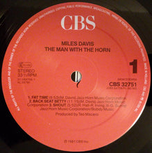 Carica l&#39;immagine nel visualizzatore di Gallery, Miles Davis : The Man With The Horn (LP, Album, RE)
